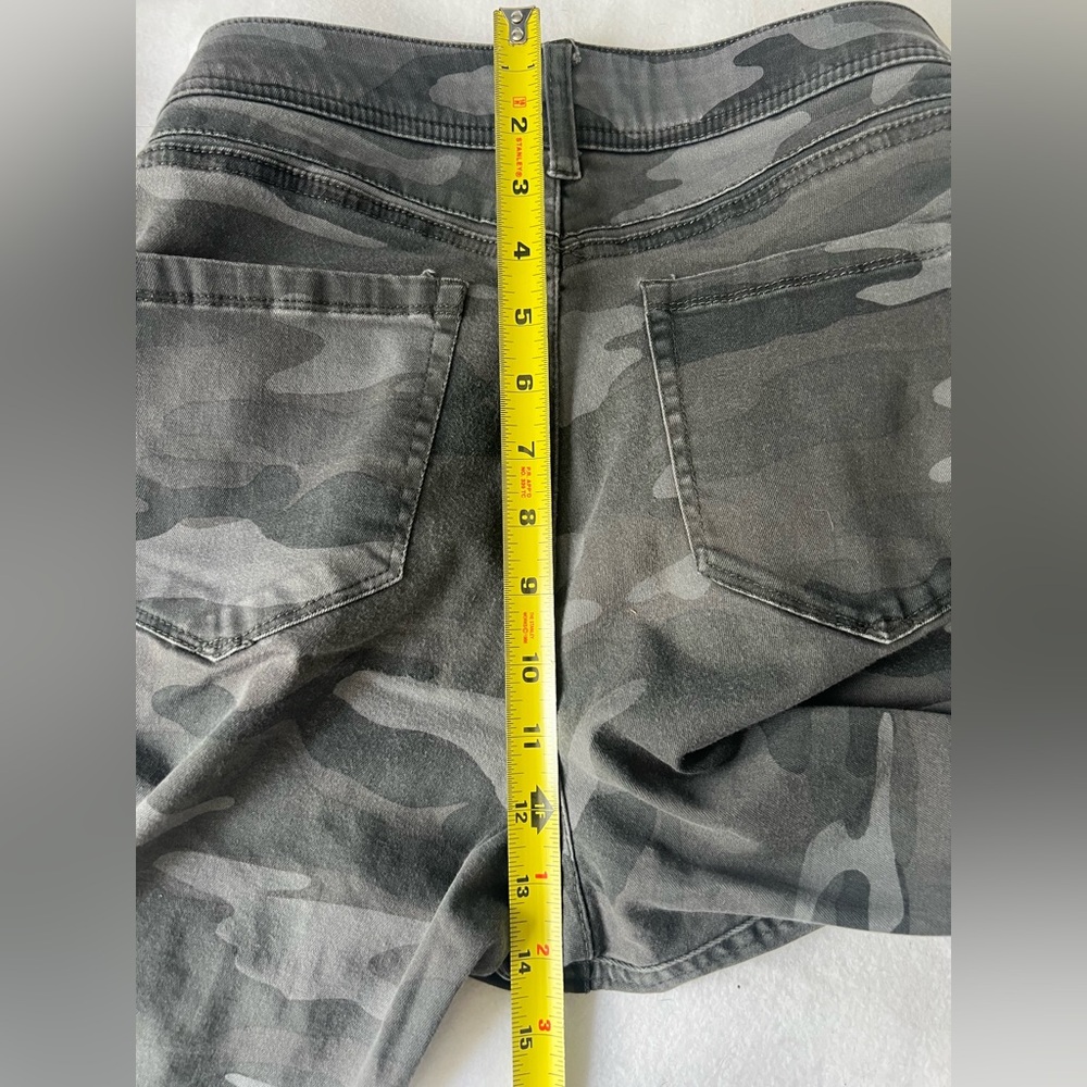 Democracy Women's Stretchy Camouflage Pants - Size: 10 - Picture 8 of 9